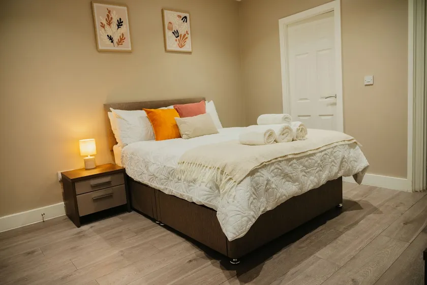 Modern 1BR | Free Parking | Long Stay Ready - Image 1