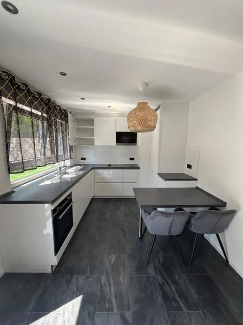 Upscale self-contained apartment - Image 1
