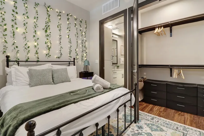 Prime Sleek Apt Near DT/Domain+Parking/Amenities - Image 1