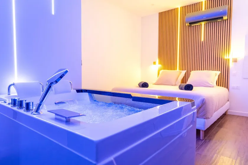 Romantic Suite Hot Tub & Optional Secret Room - Image 1