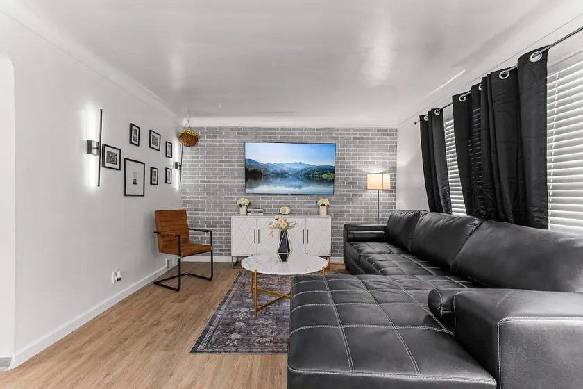 Modern home near Dearborn W/game room - Image 1