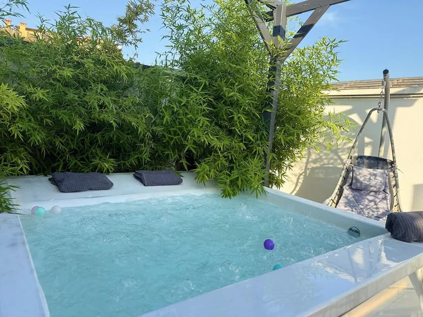 Loft Terrace, Jacuzzi & AC, 5 mins to Central Station - Image 1