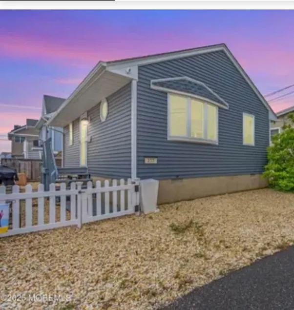 2BR Beach Cottage & Water View - Image 1