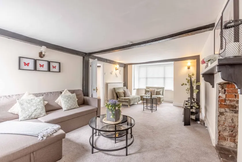 Charming 3BR Cottage Near Windsor and Sights - By Tempstay - Image 1