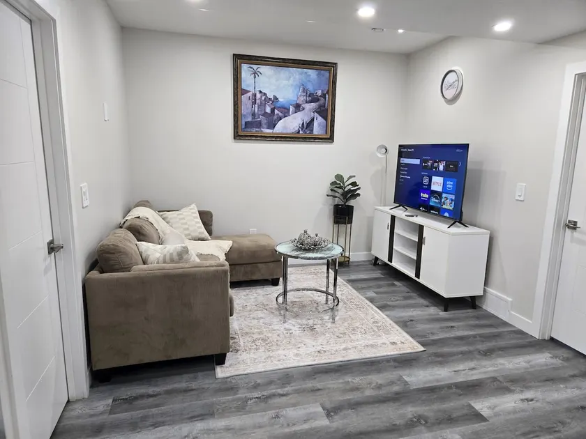 Cozy Basement Suite, SW Calgary - Image 1