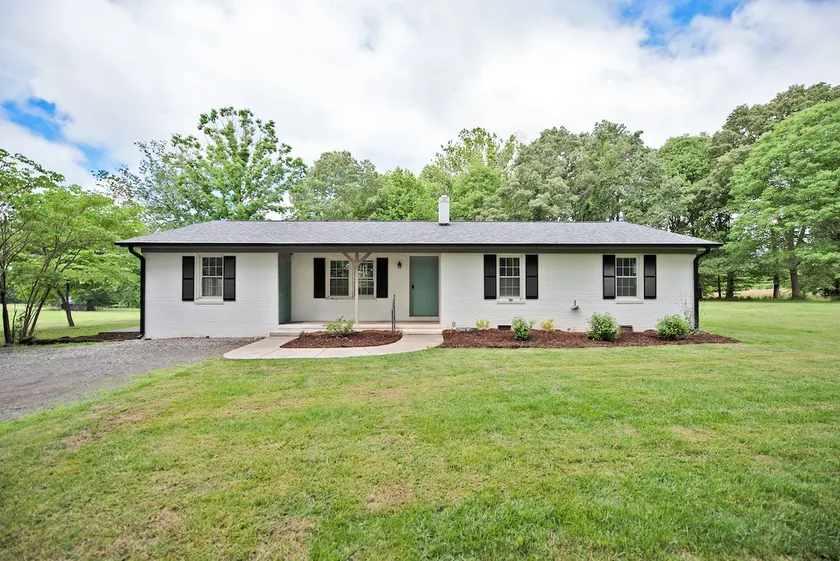 Farmhouse on 10 acres with view - Image 1