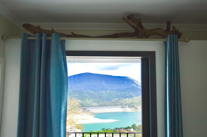Lake view - Image 1