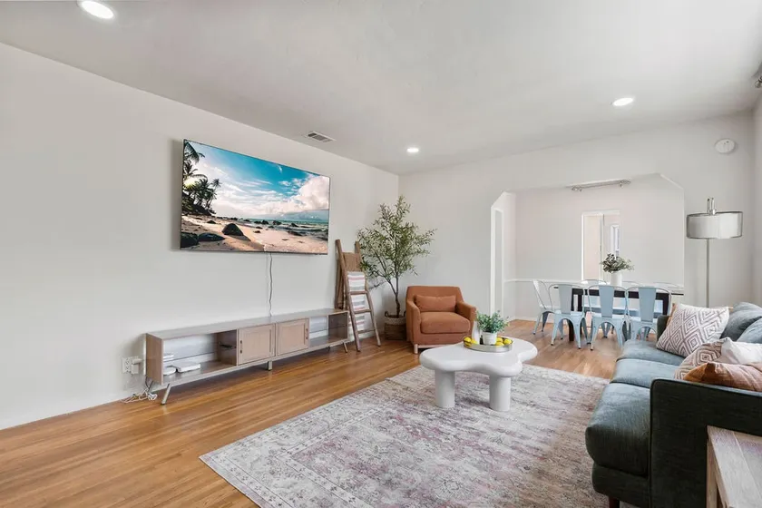 Cozy & Friendly Home Close to Downtown Long Beach! - Image 1