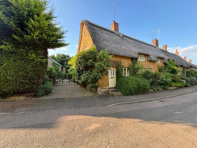 A beautiful 17th century thatched cottage - Image 1