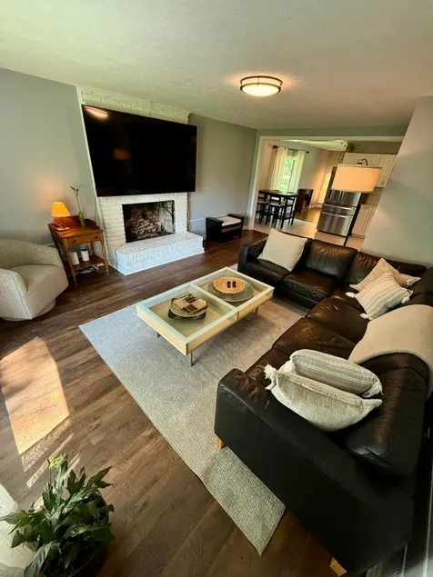Cozy Mid-Century Retreat Near UGA & Downtown - Image 1