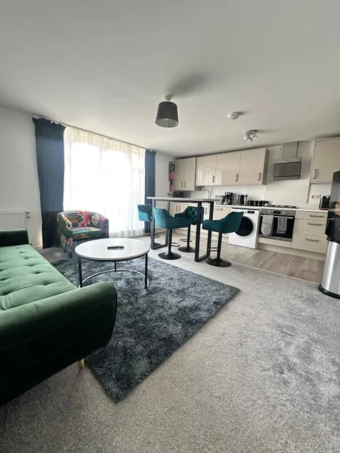 Stylish 2-Bed 2-Bath Apartment, Parking, Woking - Image 1