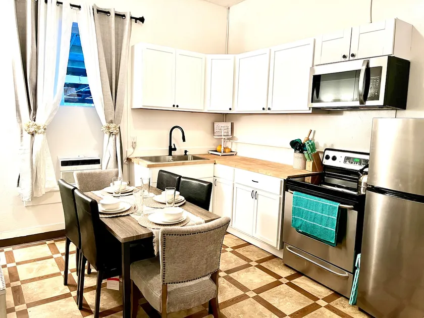King suite historic apt downtown - Image 1
