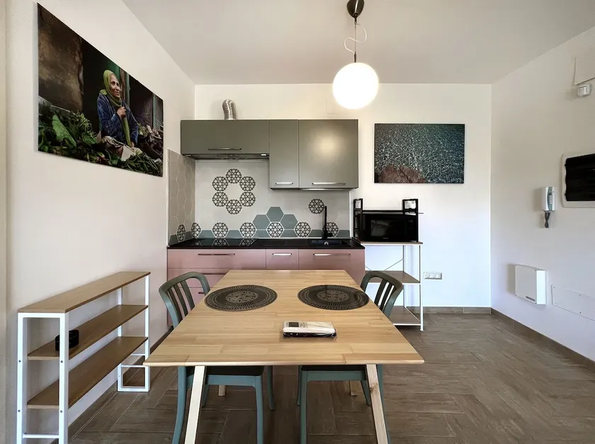 One-room apartment with terrace overlooking the sea - Image 1