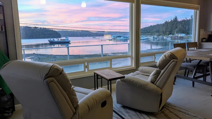 Relaxing Waterfront Getaway on Cornet Bay - Image 1