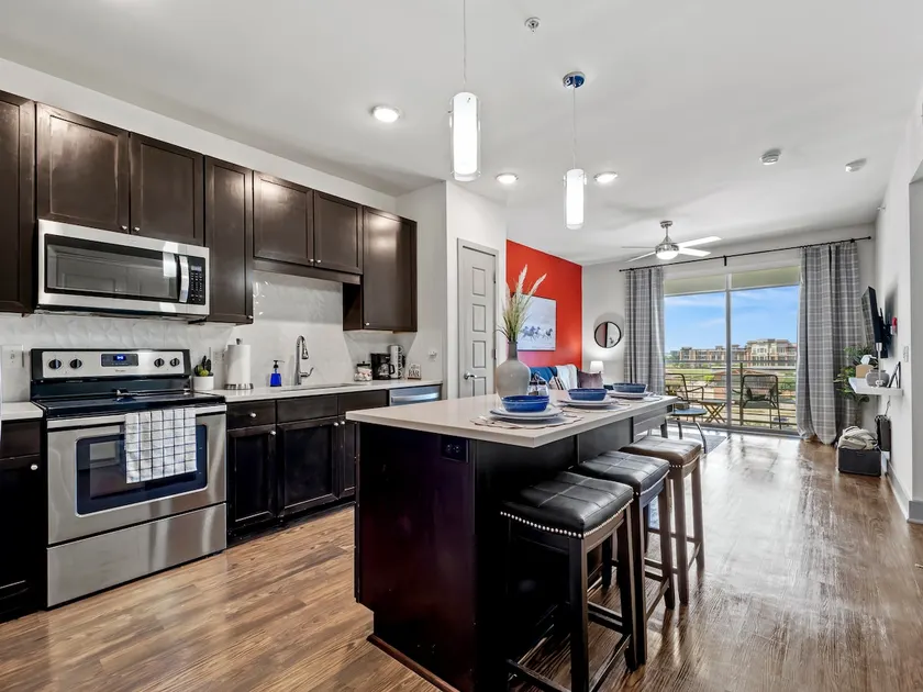 King Suite+Top Floor View+Full Kitchen+Desk+ Gym - Image 1