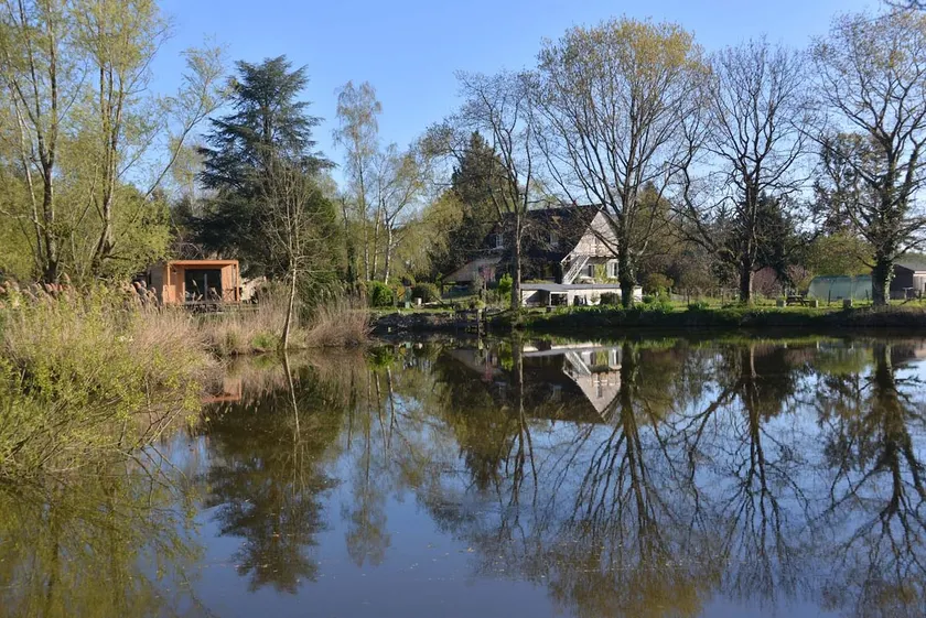 Large studio on the edge of a Sologne pond - Image 1