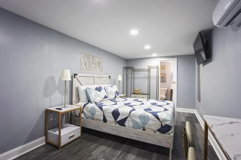 Luxury 1 BR free WiFi 1 mile from Hard Rock Casino - Image 1