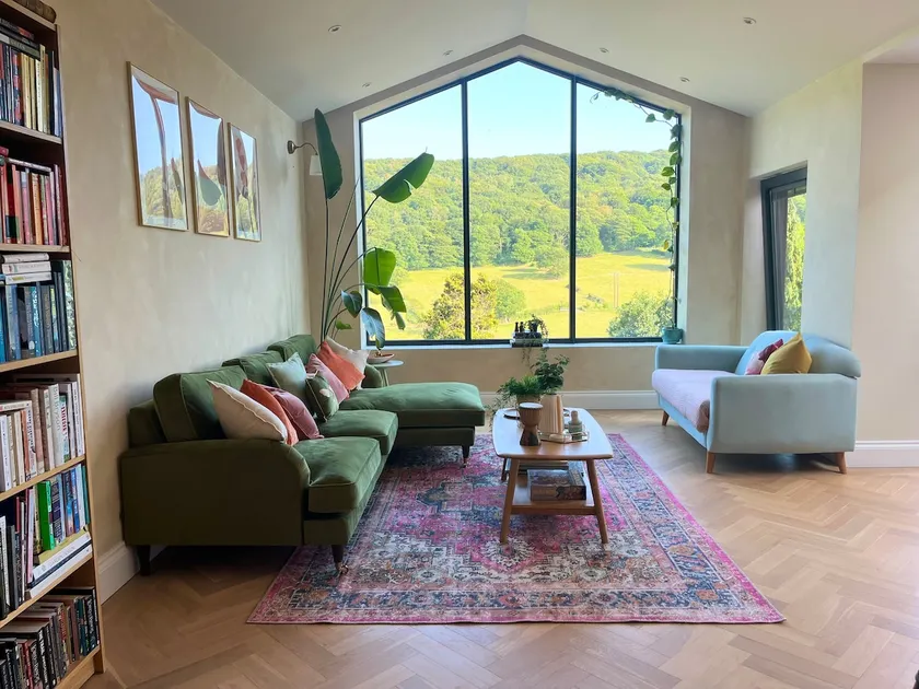 5 Bed with Stunning Valley Views - Image 1