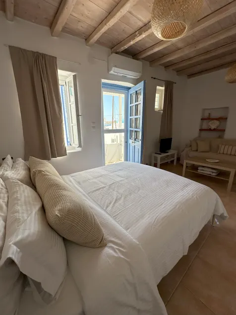 Nesa Paros - Image 1
