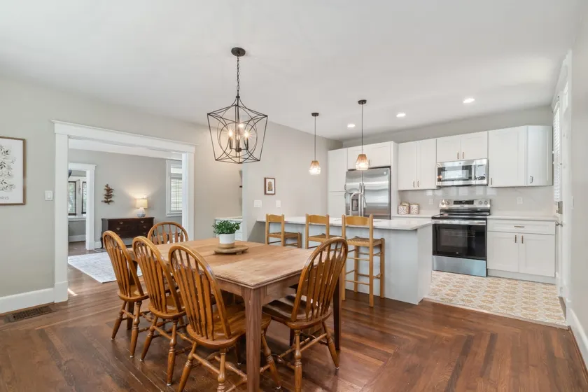 Walkable 3bd Farmhouse|Big Backyard|long driveway - Image 1