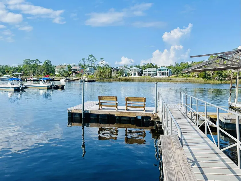 Nauti Hookers Cabin on the water w/boat slip - Image 1