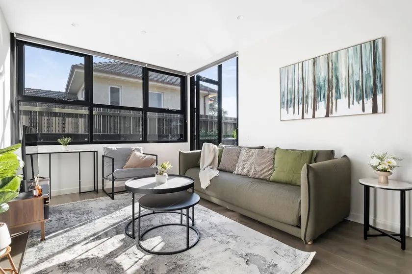 Bright and Modern 1BR Apt with Balcony and Parking - Image 1