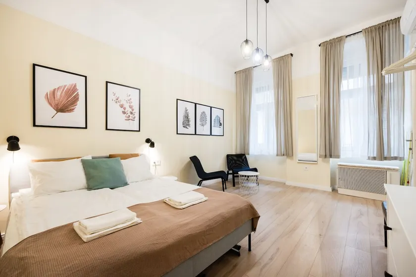 Compact two-bedroom retreat with AC & free parking - Image 1