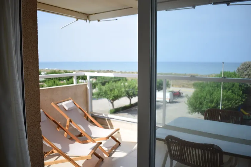 Oceanfront apartment - Image 1