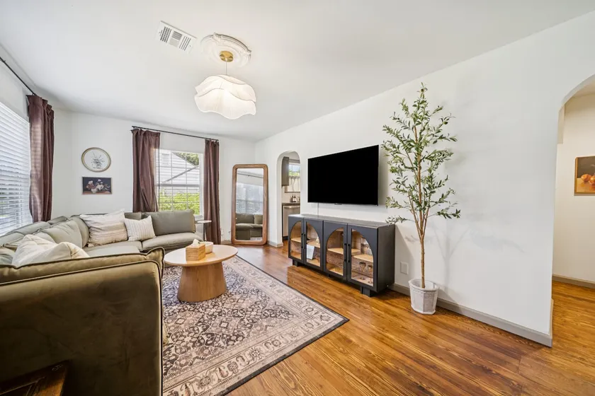 Rose District Charmer | 3 King Beds - Image 1