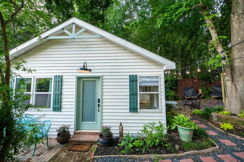 Pomegranate Place Cottage in the Heart of Atlanta - Image 1