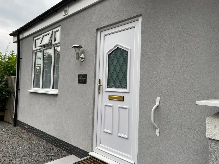Outstanding two bed property - Image 1
