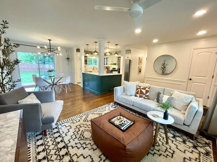 Luxe 4 Bedrm in KC SpaBath•Backyard Oasis•Garage - Image 1