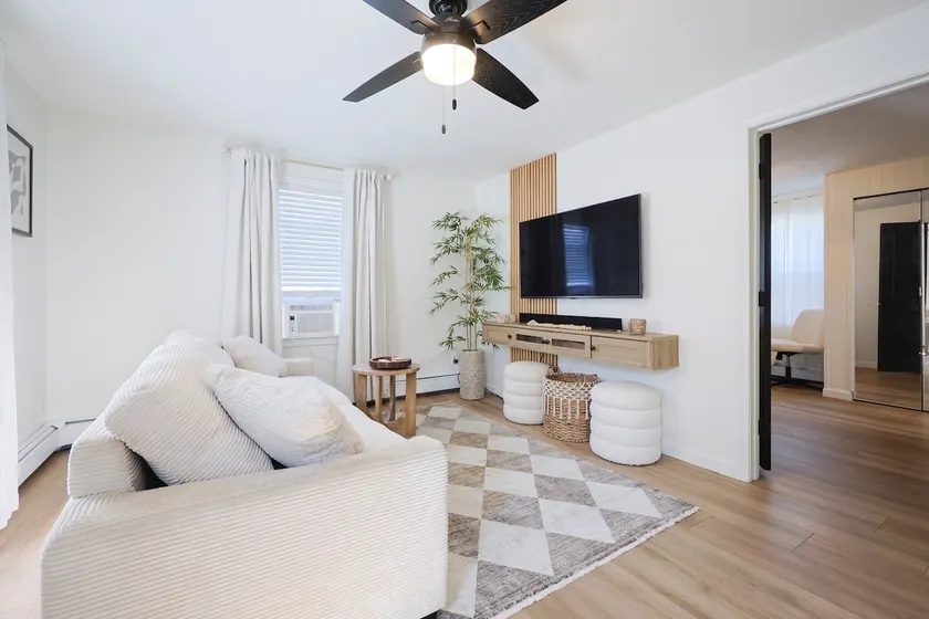 Renovated Lakefront 5BR • Sunsets • Sleeps 10-12 - Image 1