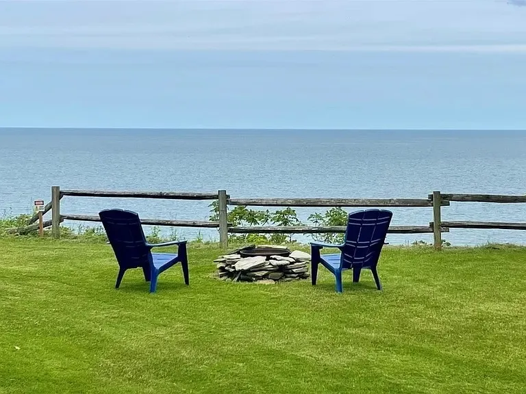 Lakefront Getaway with Sunset Views - Image 1