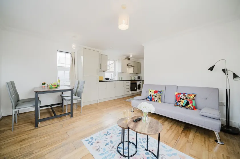 2 Bed Flat in Woking Central - Image 1