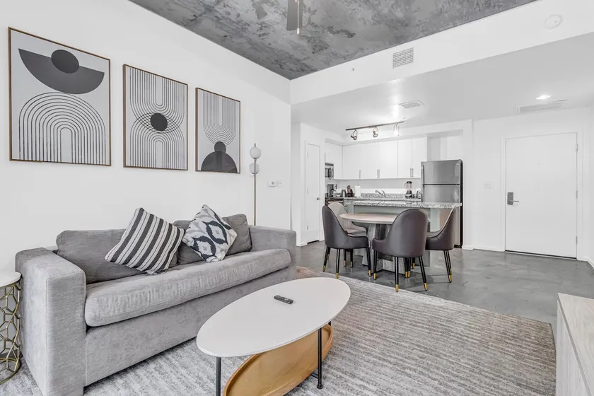 Phoenix Urban Luxury: 2BR DTPHX Free Parking - Image 1