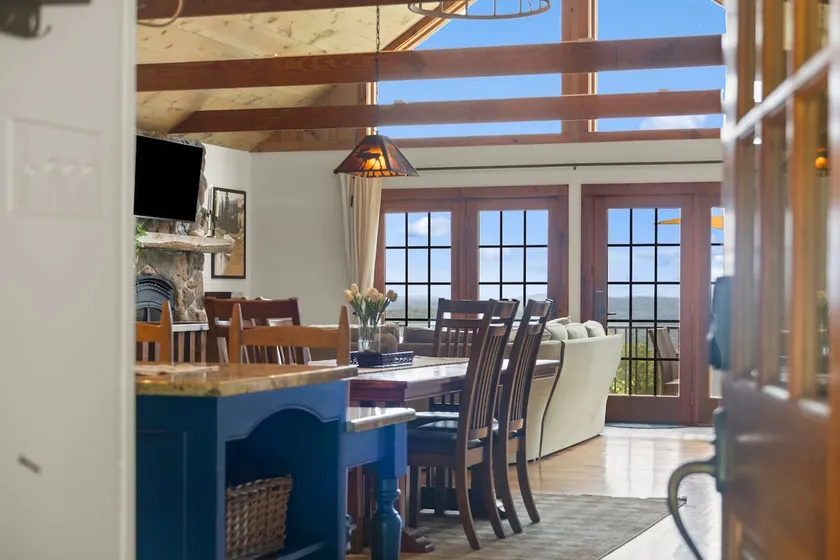 Hilltop Hideaway- fire pit, hot tub, mountain view - Image 1