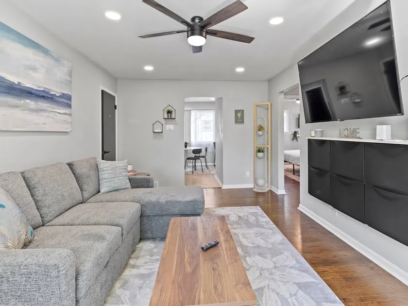 MKE 2 Bed Flat Apt W/ PKNG 15M Downtown - Image 1