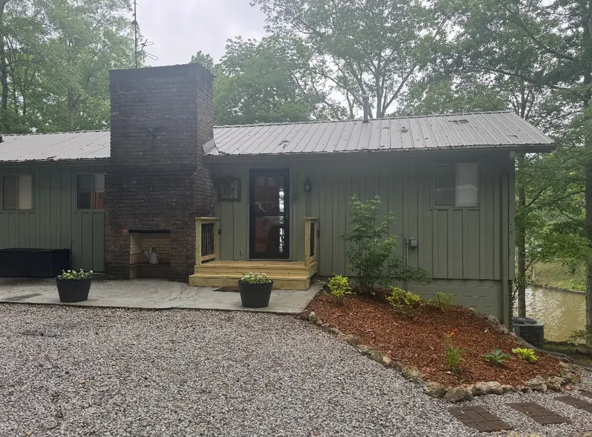 Lakefront getaway: power at dock - Image 1