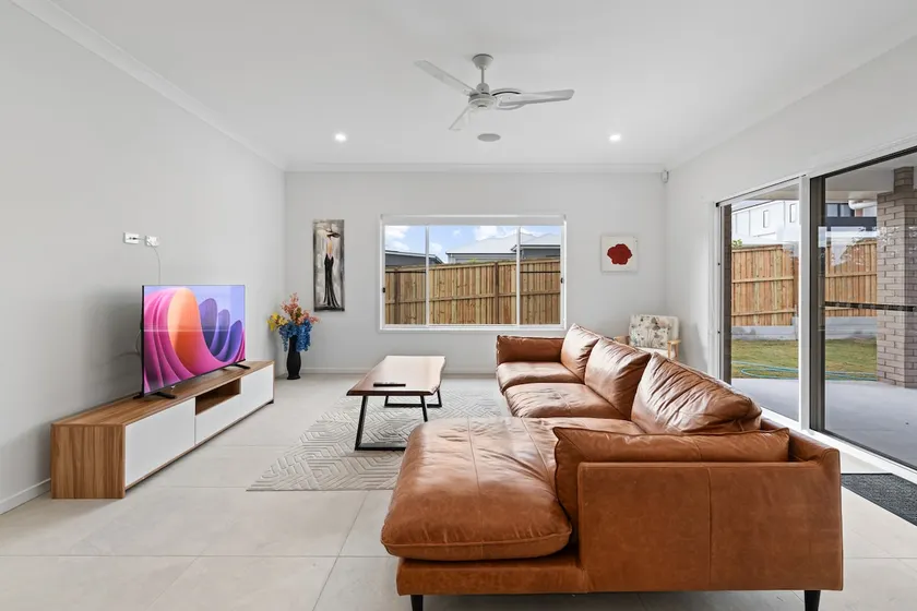 Spacious 5BR Family Retreat w/ Stylish Interior - Image 1