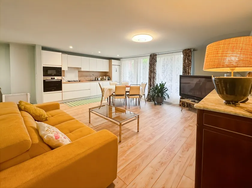 Ground floor, secure parking, 2 bedrooms, 68 m², wifi - Image 1