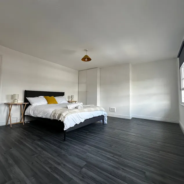 3 bedroom near Wimbledon, outdoor courtyard - Image 1