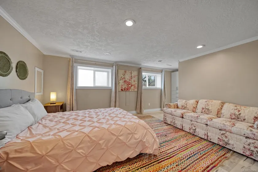 Large 2 bedroom suite with backyard - Image 1