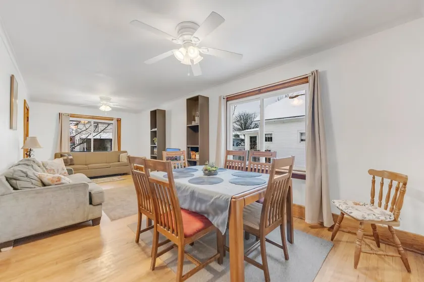 Cozy upper apartment in North Buffalo - Image 1