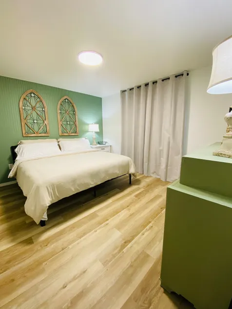 King bedroom Charmer with private yard - Image 1