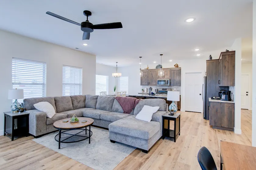 Comfortable 3 bed 3 bath home - Image 1
