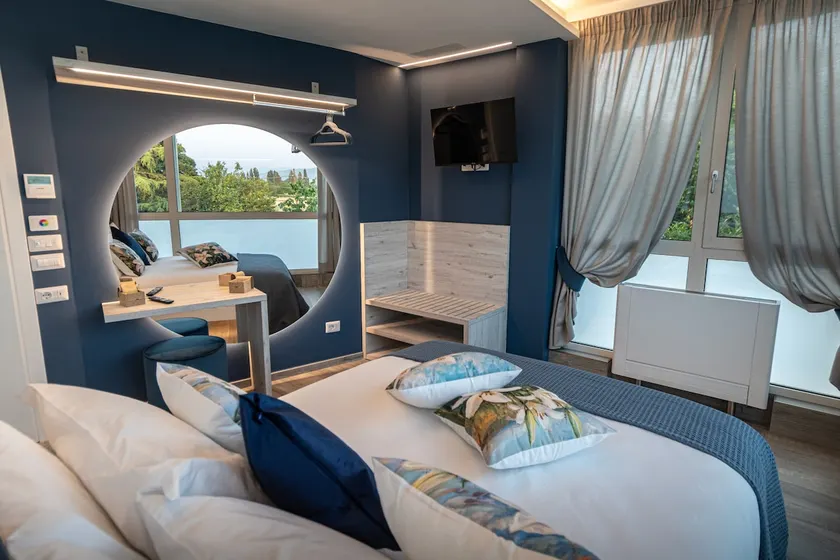 Suite with Jacuzzi and swimming pool in Assisi - Image 1