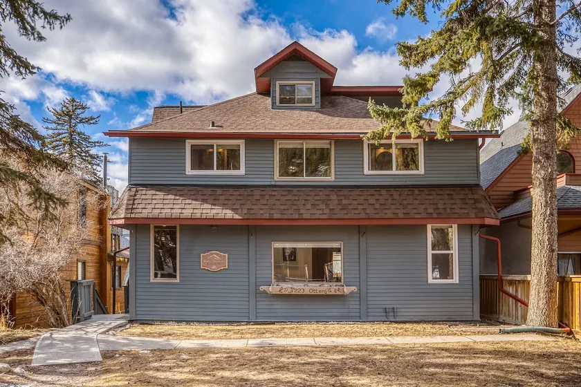Massive Mountain House in heart of BANFF-Sleeps 23 - Image 1