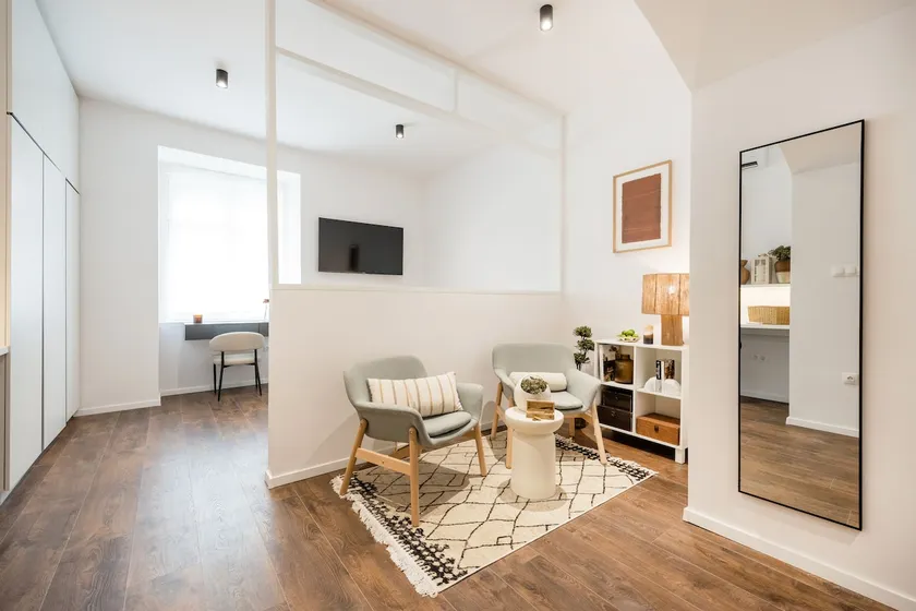 No 9 - 3 Suites, 3 Private Bathrooms and Parking - Image 1