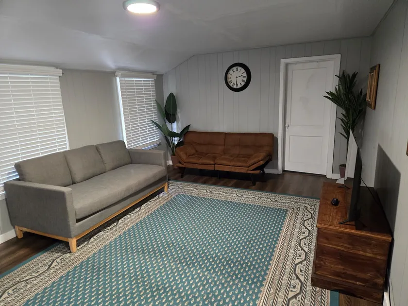 Roy's Guest House - Image 1